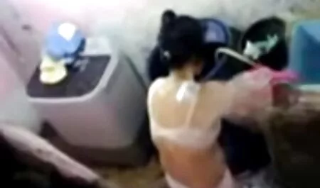 Bellezza che risveglia le papille gustative con un allegro equitazione pene amici forti. L'uomo sta davvero martellando il suo buco, e poi lo ha messo in cima alle sue ginocchia, lasciando una fontana porno vecchie troie gratis di sperma sul suo viso e meloni rotondi