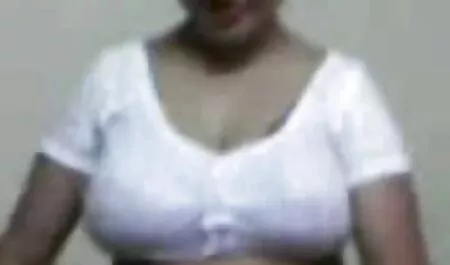 Sexy ragazza fim porn gratis con i vestiti in bianco