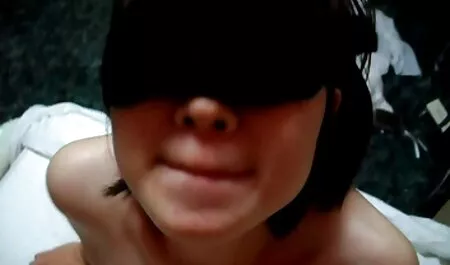 Ragazza asiatica con gli occhi videoporno amatoriali italiani gratis bendati e scopata da due uomini