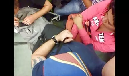 Scopa bionda video porno free amatoriale sul divano rosso e cums nella sua vagina