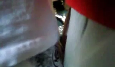 Femmine film per adulti gratuiti danza eroticamente con un fan