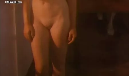 Puttana film gratis porno anale di lussuria seduta in deposito e Vagina Masturbazione
