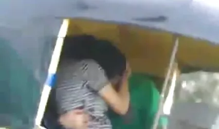 Cagna rossa ha deciso di nuotare in piscina, video hard gratis per cellulari e allo stesso tempo accarezzando la vagina rosa