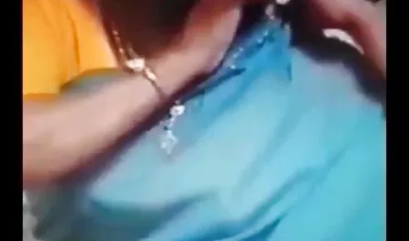Straniero videoporno gratis dai capelli grigi aiutare la ragazza sexy in strada e fare un trio