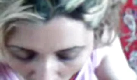 Brunetta adulto giocando video gratuiti di pompini con lei vagina