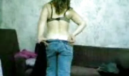 Cravatta maschile Ragazza Asiatica lei al letto e accarezzando la sua vagina porno gratis e sicuro con un vibratore