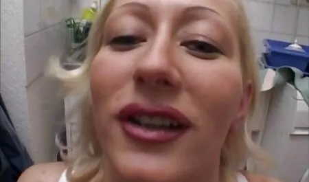 Due puttane procace accarezzando video sexi gratuiti sul divano