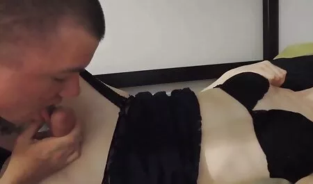 Cagna vedo porn gratis è in ginocchio per dare un pompino a un uomo