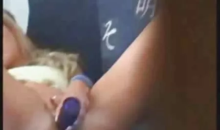 Brunetta masturbarsi video ertico gratis in ufficio e screwing se stessa con un dildo