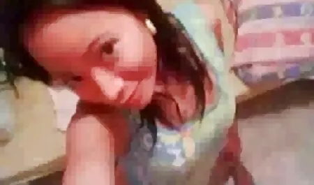 La ragazza ama spogliarsi e mostra il suo fascino davanti alla porno film gratis con animali telecamera
