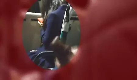 I pulcini stavano iniziando a diventare davvero eccitati, e per calmarsi, le diede un pene da pisciare, e poi si sdraiò sul pavimento avvitando la bambola con la pinza sana all'inguine. voglio vedere gratis film porno