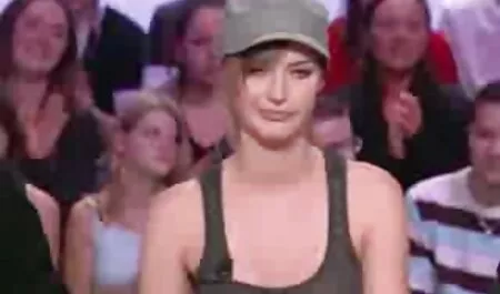 Un marrone haired ragazza video gratis spinti giovane played con la sua dita dei piedi