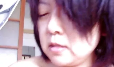 La cagna si siede con la figa in cima a pornno gratuito una bottiglia d'acqua
