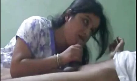 Una bella bruna accarezza se stessa e siti poro gratis il suo amante