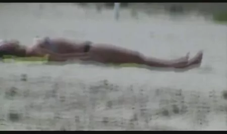Hanno messo una maschera su un uomo e lo film hard completi free hanno spinto in bocca