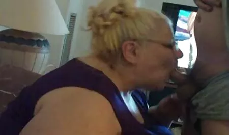 L'uomo seduto su una sedia e mettere il suo fidanzato nel pene video gratis di casalinghe