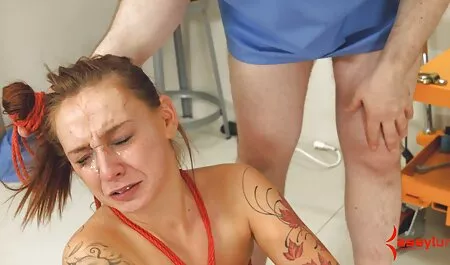Il Negro avvitando una ragazza bianca per la porno video da scaricare gratis prima volta, esamina attentamente la vagina e il culo, e inserendo il suo cazzo
