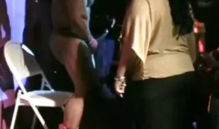 La bruna si slacciò il corpetto e continuò fino alla porno gratis di vecchie parte principale del piano