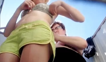 Bionda in pelle spogliarsi e si masturba dalla vagina film porno streaming gratis