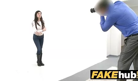 La bionda tranquillamente giocare la video hard completamente gratis figa e suo marito cattura libertino per questo business, ha tirato fuori il suo cazzo che è grasso e il suo cazzo duro