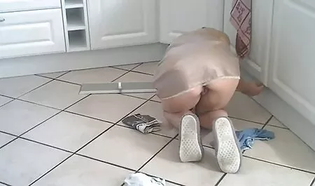 L'uomo in piedi sopra il sedile, e sotto c'è una cagna che sta mungendo e, aprendo la film per adulti italiani gratis bocca, ha ingoiato i risultati delle sue fatiche, la maggior parte dello sperma.