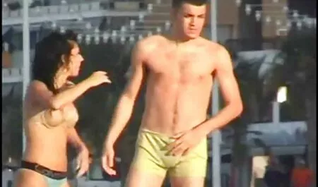 Ragazza in posa davanti video di mature gratis alla telecamera