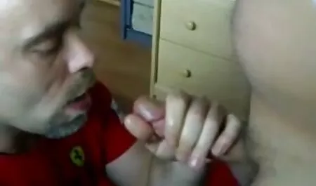 L'uomo baciò il film erotici gratis online culo della bionda nell'hangar