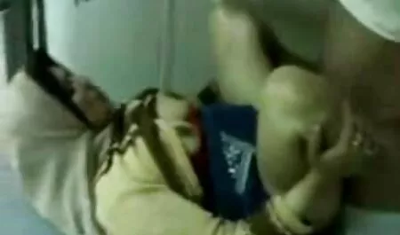 Le ragazze si baciano appassionatamente e leccano i capezzoli i seni marroni e rotondi film a luci rosse gratuiti stretti