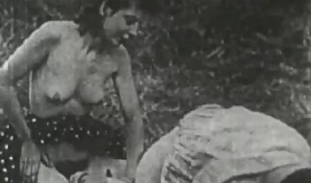 Le ragazze fragili accarezzano la vagina con un dito video porno gratis di tettone