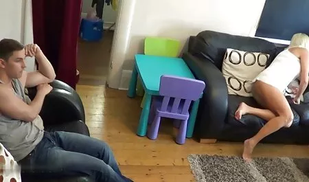 Ragazza dai Capelli rossi stava raddrizzando le scarpe, seduto sul divano e chiede all'uomo di scopare video gratis di vecchie correttamente, mostrarle che cosa è il sesso vaginale reale.