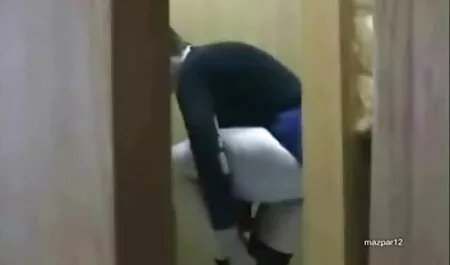 Bella ragazza video gratis di ermafroditi ha deciso di giocare con se stessa in cucina