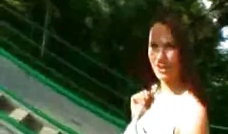 Ragazza dai Capelli rossi è caldo prendendo il cazzo in film porno gratis in tv mano e in bocca