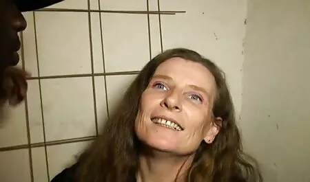 Puttana 19-anno-vecchio sedotto video hard a visione gratuita da un negro